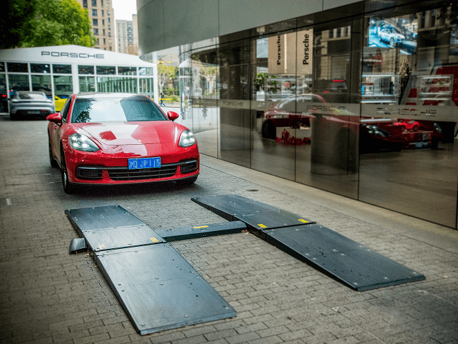 Tread depth scanner used in car dealership store